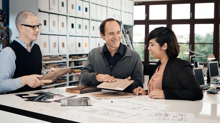 Beratung zu verschiedenen Holzoberflächen zwischen Berater und Eheleuten